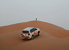 詹姆斯收到球迷送的王冠，因尺寸太大没戴上随即恶搞活跃气氛