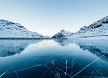 詹姆斯收到球迷送的王冠，因尺寸太大没戴上随即恶搞活跃气氛